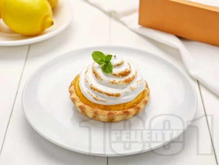 Лимонови тартове с лек крем от сметана и глазура с белтъци - снимка на рецептата